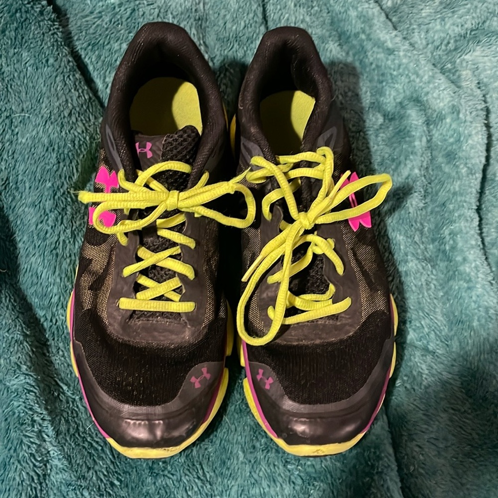Under armour tennis shoes 
9.5